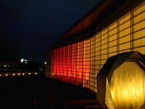赤いライトに照らされたしこちゅ～ホールの外観写真2