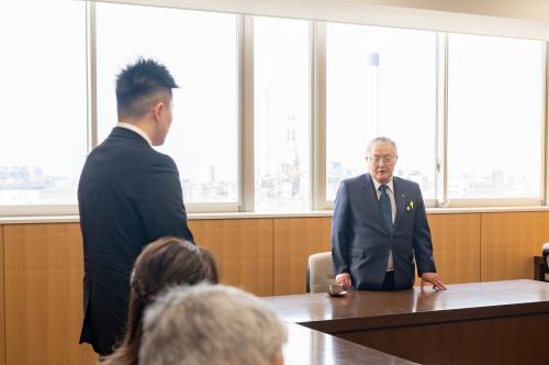 激励する篠原市長