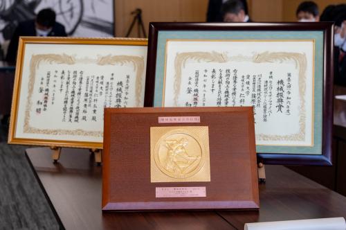 賞状と盾