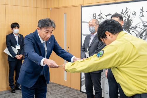 認定証を受け取る棚橋常務