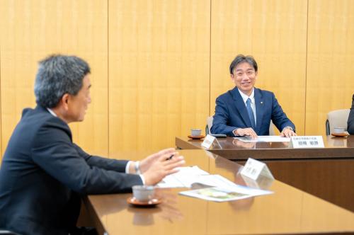 市長と歓談する棚橋常務