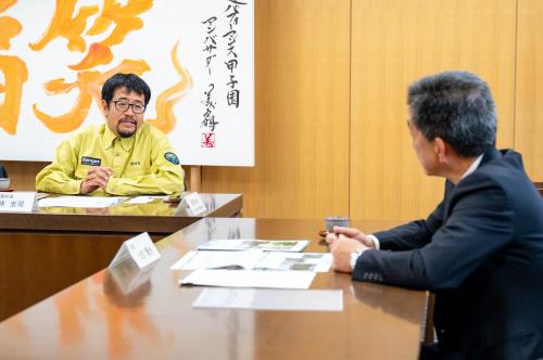 市長と歓談する大林事務所長