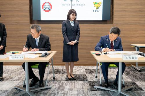 協定書記入の様子