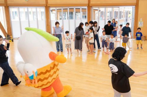 ほっこりんと遊ぶ様子