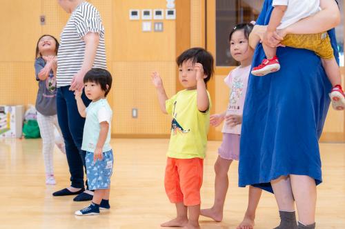 踊って楽しんでいる様子