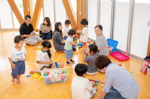 遊戯室で遊ぶ様子