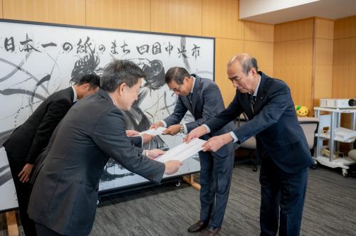 提言書手渡しの様子