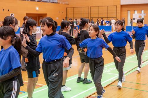 ハイタッチで健闘をたたえあう選手