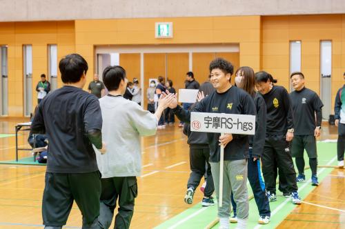 ハイタッチで健闘をたたえあう選手