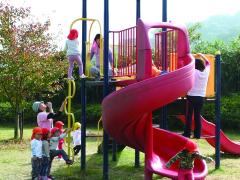 新田公園の遊具で子どもたちが遊ぶ様子