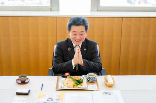 試食する市長