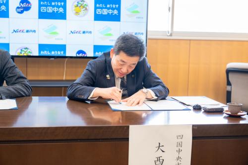 描き間違いを消しゴムで消す市長