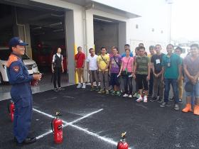 水消火器を使用した消火訓練の様子の画像1