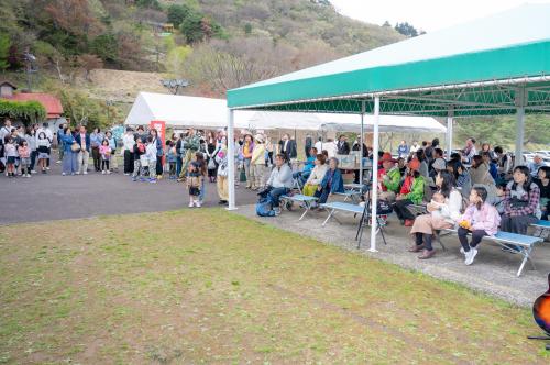 催しを楽しむ来場者