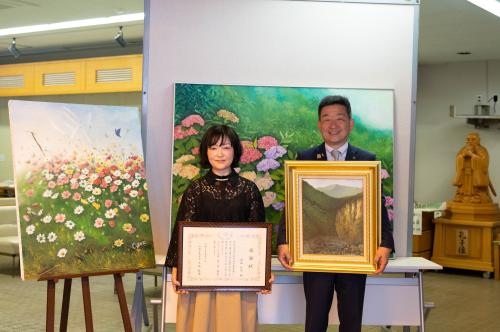 絵画の前で