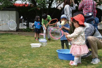 写真：しゃぼん玉をする子ども