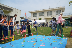 写真：輪投げをする子ども