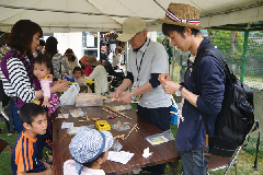 写真：ゴム鉄砲を作る家族