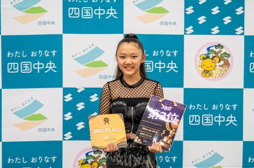 賞状を持つサーヤさん