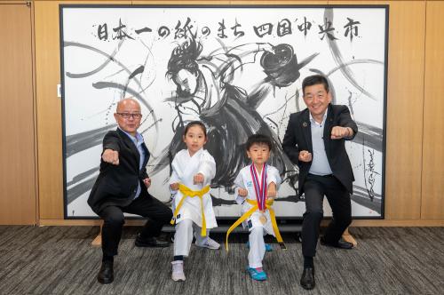 藤川珠丸さん、井川萌さん、市長、教育長と
