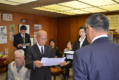 写真：目録を読み上げる宇田会長