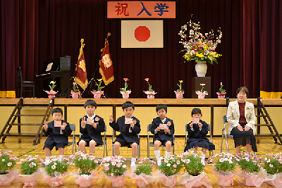 写真：交通安全母の会による新入学児童交通安全お守り贈呈式の様子