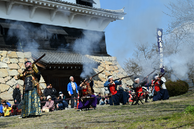 写真：火縄銃砲術演武の様子