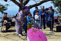 写真：川之江紙漉き唄を披露する子ども