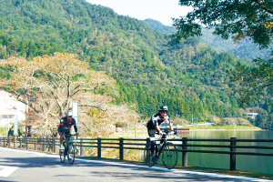 金砂湖周辺をサイクリングしている様子(過去のサイクリング大会より)