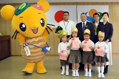 写真：金生幼稚園花まつり贈呈式での記念写真