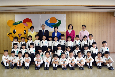 写真：三島幼稚園花まつり贈呈式での記念写真