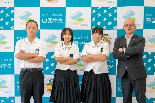 選手らと河村教育長