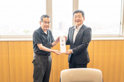 目録を渡す西川会長