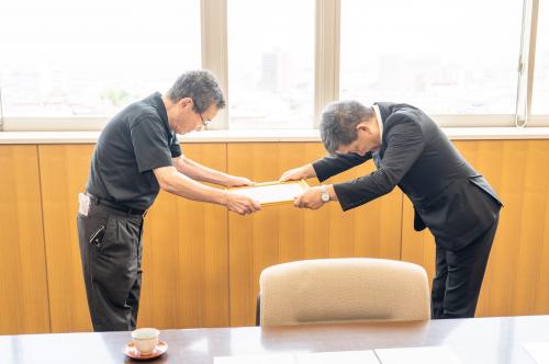 感謝状を贈呈する市長