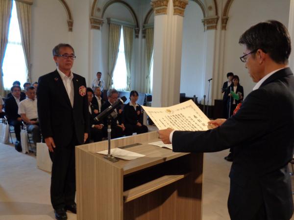 愛媛県保健福祉部長より厚生労働大臣表彰を授与される髙橋参与