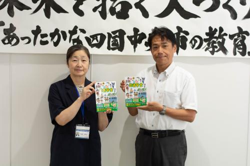 寄贈図書を持って