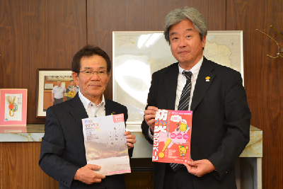 写真：タウンページを持つ松本本部長と真鍋副市長
