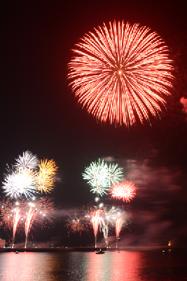 写真：夜空に打ち上げられた花火