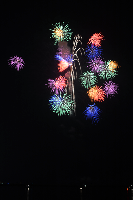 写真：夜空に美しく光る花火