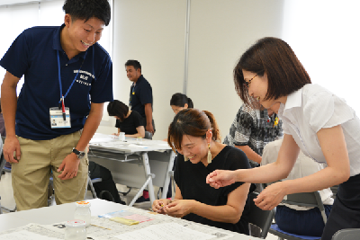 写真1：えひめ国体出場者向け等お守り作成の様子