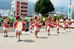 写真：出発式で鼓隊演奏をする西保育園の園児