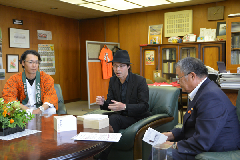写真：市長に作品の説明をする高橋さん
