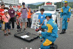 写真：災害時の救助などに使う資機材を体験する子ども