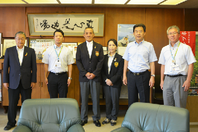 写真：愛顔つなぐえひめ国体空手道愛媛県代表選手市長表敬訪問の様子