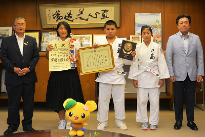 写真：柔道の全国大会で好成績を収めた小中学生と篠原市長、山本議長