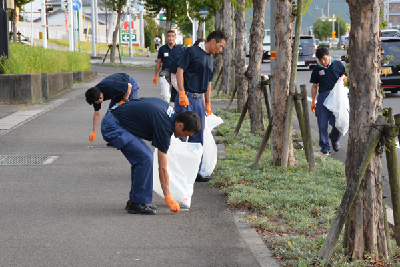 写真：国道11号バイパスで清掃活動を行う市職員
