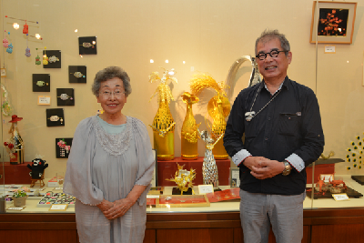 写真：展示作品の前に立つ吉長さん（右）と白川さん（左）