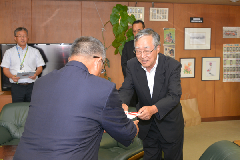 写真：篠原市長に目録を手渡す井上社長