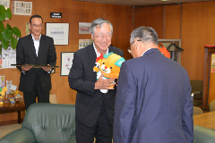 写真：篠原市長から感謝状と記念品を贈呈