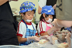 写真：かまぼこ作りをする園児